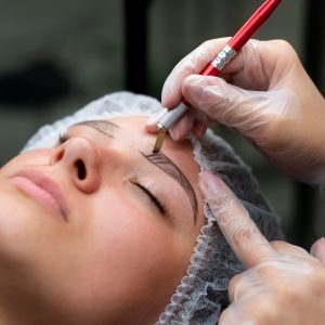 esteticista realizando procedimiento microblading mujer joven 23 2149102713