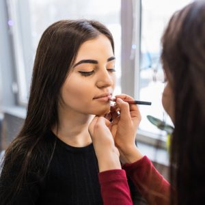maestro esta pintando labios modelo bastante joven antes sesion fotografica 231208 3598